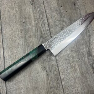 Un coltello multiuso ideale per il taglio di carne e verdura. Lama in acciaio damasco inox a 32 strati, interno e tagliente AUS8.