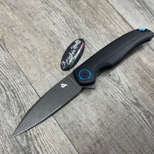 Acciaio Lama:High speed D2 steel Durezza:HRC 58-60 Trattamento Superficiale Lama:stone washed nero Manico:G10 nero Clip:acciaio inox Distanziale:acciaio inox Lunghezza Lama:9cm - 3.54" Lunghezza Totale:20cm - 7.87" Spessore Lama:3mm - 0.12" Peso:75gr - 2.65 oz