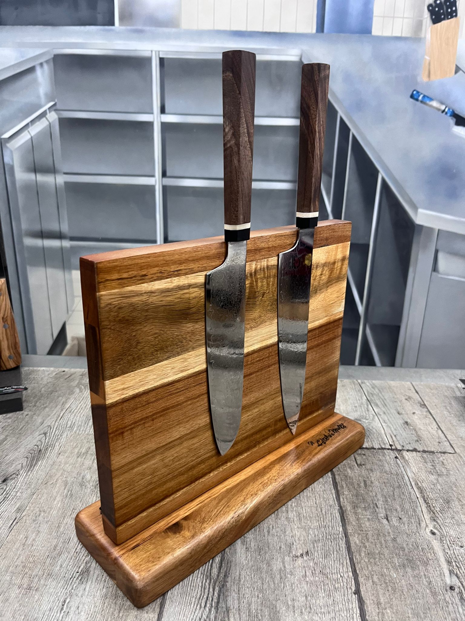 Ceppo in legno con 5 coltelli